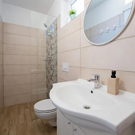 Casa Ulika In - Haus Fuer 2-3 Personen Пула